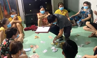 Nữ trưởng phòng công ty bảo hiểm đánh bạc với 9 phụ nữ