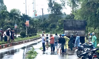 Tông vào đuôi xe tải đỗ bên đường, hai vợ chồng tử vong