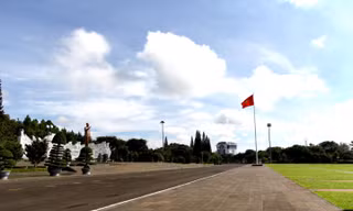 Quảng trường Đại Đoàn Kết (TP. Pleiku) không bóng người, dù trước đó mỗi sáng hàng nghìn người tới đây tập thể dục