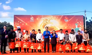Bí thư T.Ư Đoàn tặng quà cho công nhân, lao động vùng biên Gia Lai