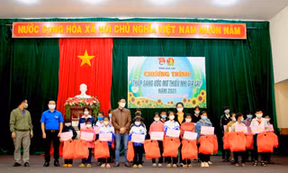 Các em học sinh khó khăn nhận quà từ chương trình