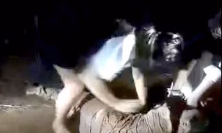 Làm rõ nhóm học sinh vùi bạn vào bùn, lột quần áo quay lại video