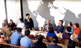 Ông Đặng Thanh Nam phát biểu trước nhiều doanh nghiệp tại quán cà phê Bạch Dương. Ảnh cắt từ YouTube