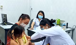 Y bác sỹ kiểm tra sức khoẻ cho các em nhỏ tại Gia Lai