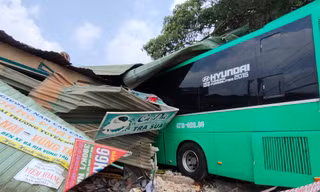 Tai nạn kinh hoàng, xe khách lao thẳng vào nhà dân, ít nhất 6 người thương vong