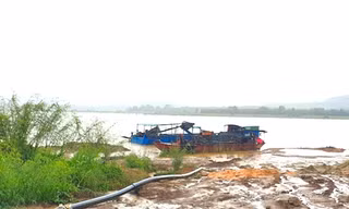 Bị phạt 325 triệu đồng vì hút cát trái phép trên sông Sê San 