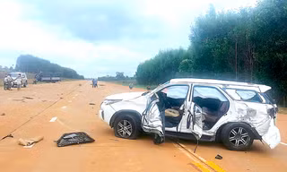 Va chạm kinh hoàng giữa xe tải và ô tô con, 4 người thương vong