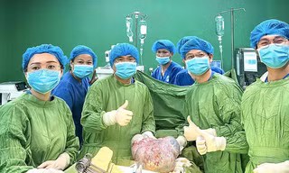 Người phụ nữ 10 năm 'gánh' khối u quái khủng lồ 