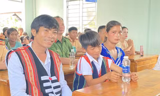 Em nhỏ cứu 2 người đuối nước được công an nhận nuôi