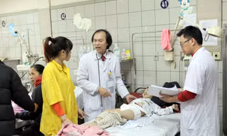 BS khám và điều trị cho bệnh nhân tại Khoa Nhi - BV Bạch Mai, Hà Nội. Ảnh: Quảng An
