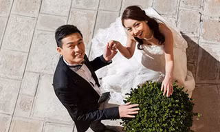 Nhờ việc “xả thân” khâu áo len, anh đã chiếm được cảm tình của cả nhà và làm lu mờ hết đám “vệ tinh” khác của chị Dịu (Ảnh minh họa).