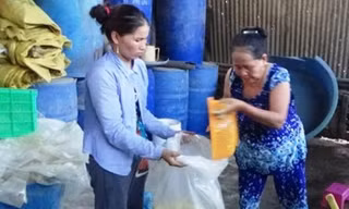 Bà Lập (bên phải) cùng lượng măng đặc sản vừa ngâm hóa chất