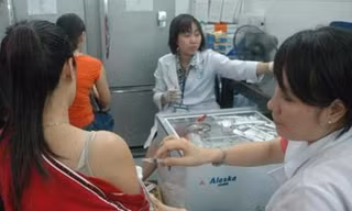 Phụ nữ có các triệu chứng, nguy cơ mắc UTCTC cần chủ động đi khám, xét nghiệm sớm để được chẩn đoán. Ảnh minh họa: Internet