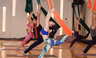 Lớp học yoga trên không