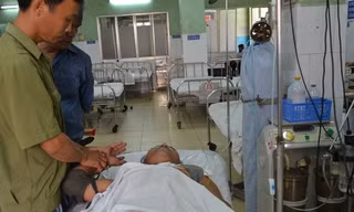 Anh N.D.H được đưa vào cấp cứu trong tình trạng bị dập nát bàn tay do pháo nổ