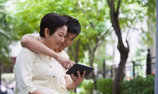 Chị Ngọc được chứng kiến thêm nhiều chuyện về sự phân biệt đối xử, coi con mình là vàng là ngọc, con nhà người khác là lá mít lá đa của bác ấy mà chị đã quyết định "xách dép" chạy lấy người (Ảnh minh họa).