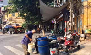 Người lao động Thủ đô chật vật mưu sinh dưới trưa hè 40 độ