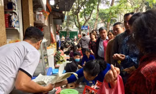 Đường phố Hà Nội ngập tràn không khí Tết Hàn thực