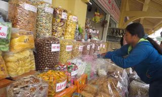 Bánh mứt nội, ngoại “3 không” tràn ngập chợ tết Sài Gòn Ảnh: U.P 