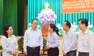 Bí thư Thành ủy TPHCM Nguyễn Thiện Nhân trao đổi với các đại biểu bên lề hội nghị Ảnh: Thành ủy TPHCM