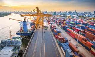 Việc thu phí hạ tầng cảng biển được hy vọng sẽ làm giảm ùn tắc trong và ngoài cảng biển ở TPHCM. Ảnh: Ngô Bình