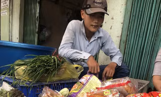 Bánh trung thu trôi nổi bán đổ đống cùng với rau củ bên hông chợ Bình Tây (Q.6, TPHCM) (ảnh chụp trưa 8/9)