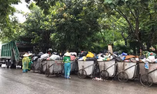 Rác ngập đường phố 