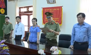 Ông Hoàng Tiến Đức, Giám đốc Sở GD&ĐT Sơn La (ngoài cùng bên phải) Ảnh cắt từ clip do công an cung cấp
