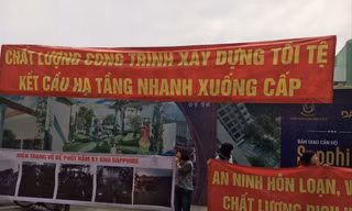 Cư dân căng băng rôn tại khuôn viên dự án phản ánh thực trạng chung cư