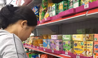 Nhiều mặt hàng xách tay được bày bán chung với hàng có “chứng minh thư” 