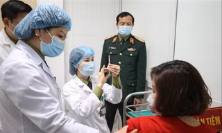 Tiêm thử nghiệm vắc-xin phòng COVID-19. Ảnh: Như Ý 