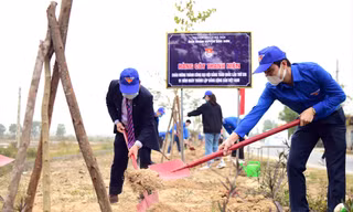 Bí thư Thường trực T.Ư Ðoàn Bùi Quang Huy (bên phải) tham gia trồng cây tại xã Minh Phú, huyện Sóc Sơn, Hà Nội. Ảnh: Xuân Tùng