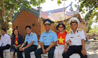 Tác giả (thứ 2 từ trái sang) cùng các chiến sĩ. Những giây phút bình an trên sân chùa yên tĩnh ở quần đảo Trường Sa