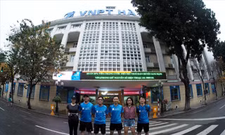 Anh Nguyễn Quang Chiến (thứ 3 bên phải) cùng các bạn chạy VNPT ảnh: H.P