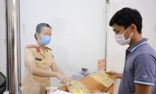 Người dân nhận biển số xe tại Hà Nội 