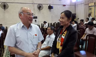 Đại biểu Phan Nguyễn Như Khuê trò chuyện với các cử tri quận 9, TPHCM sau khi kết thúc buổi tiếp xúc