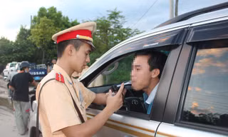 Cảnh sát giao thông kiểm tra nồng độ cồn của một lái xe Ảnh: Hồng Vĩnh 