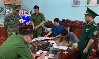 Bắt giữ, khám xét nhà các đối tượng buôn ma túy ở Tân Thanh (Lạng Sơn) Ảnh: Duy Chiến