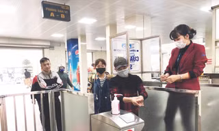 Ngoài đeo khẩu trang, các bến xe của Công ty CP Bến xe Hà Nội còn yêu cầu khách rửa tay sát khuẩn trước khi vào bến