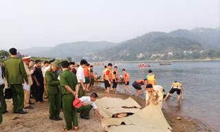 Thi thể các học sinh được đưa lên bờ 