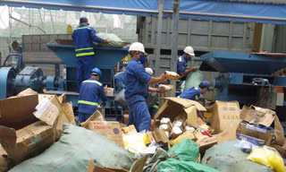 Tiêu hủy hàng giả, hàng lậu tại TPHCM Ảnh: Uyên Phương