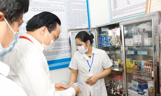Bộ trưởng Phùng Xuân Nhạ kiểm tra phòng y tế của Trường THCS Nam Từ Liêm (Hà Nội) trước ngày thi tốt nghiệp THPT 2020