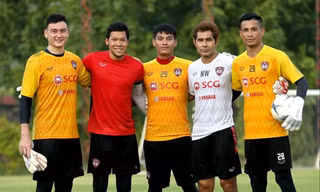 Văn Lâm và Kawin (thứ 2 bên trái) cùng tập luyện ở Muangthong