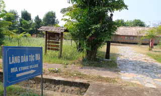 Dù được đầu tư nhiều với kỳ vọng thu hút du lịch, nhưng Làng văn hóa các dân tộc Việt Nam khá hoang vắng Ảnh: Trường Phong 