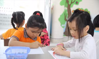 Ðội ngũ thiếu dẫn đến áp lực nặng nề đối với giáo viên đứng lớp, tiềm ẩn nguy cơ mất an toàn, hạn chế trong nâng cao chất lượng chăm sóc giáo dục trẻ Ảnh: Thế Ðạ