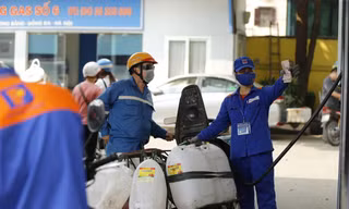 Bộ Công Thương cho hay đã yêu cầu xử lý các cửa hàng xăng dầu găm hàng chờ giá lên để trục lợi. Ảnh: Như Ý