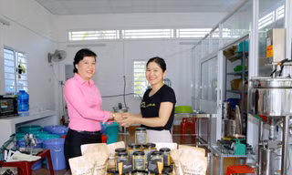 Chị Chau Ngọc Dịu (áo đen) tiếp khách hàng ẢNH: HÒA HỘI 