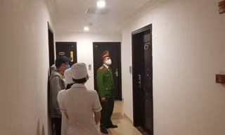 Cán bộ y tế phường Khương Đình đi kiểm tra tại một khu chung cư trên địa bàn Ảnh: Trần Hoàng