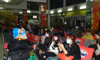 Hành khách mua vé xe và chờ được phục vụ tại bến xe Miền Đông 
