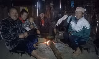 Người dân bản Ché Lầu, xã Na Mèo, huyện Quan Sơn sưởi ấm bên bếp lửa trong khi giá rét kéo dài. Ảnh: Hoàng Lam 